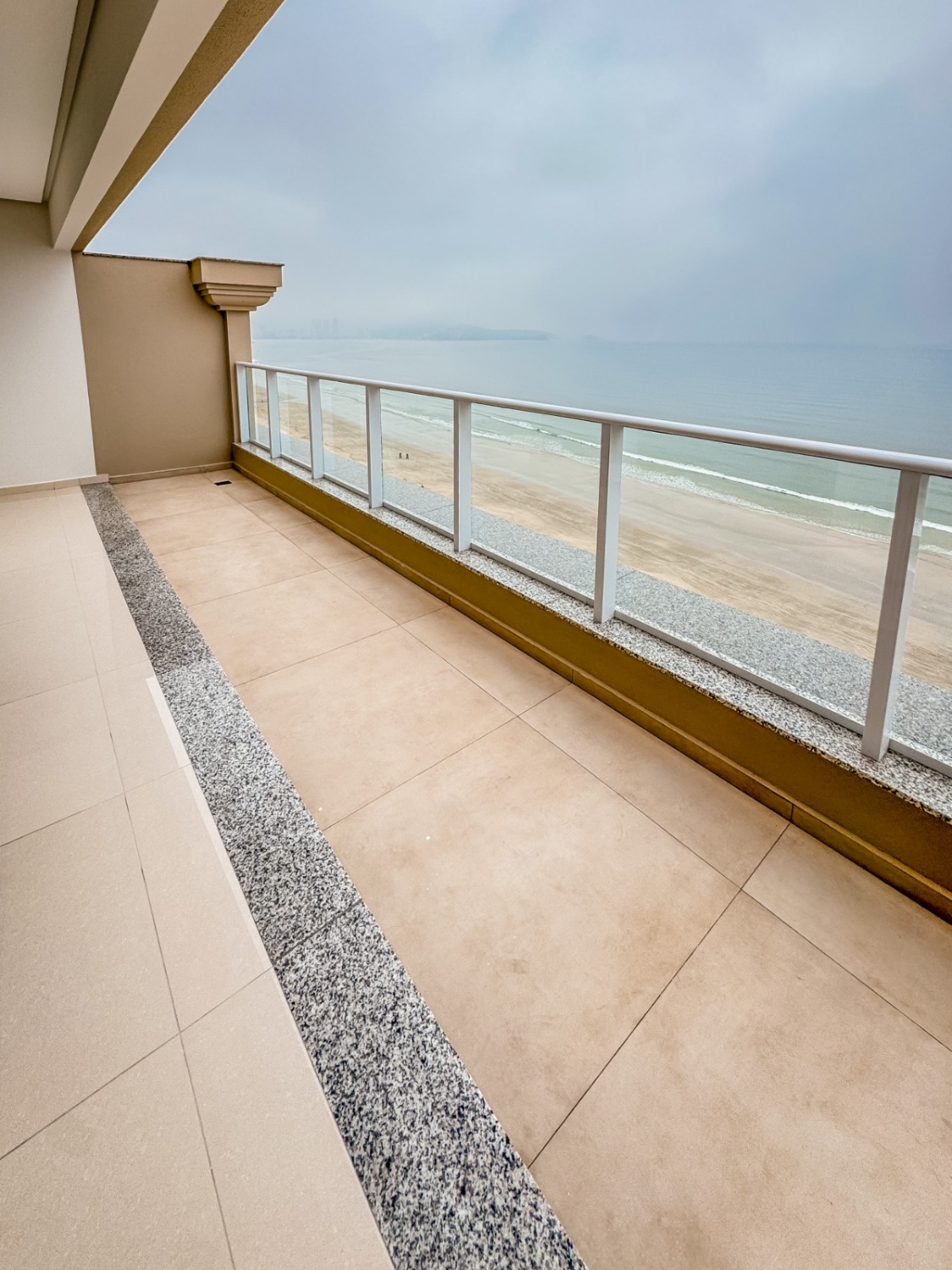 Apartamento no Edifício Le Biarritz em Itapema - foto 8