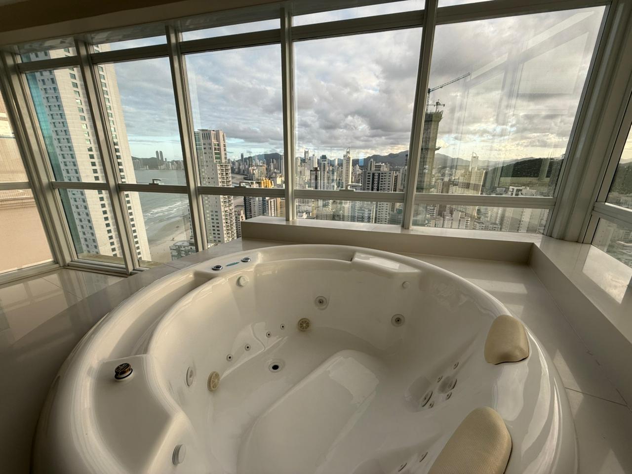 Apartamento no Ed. Alameda Jardins em Balneário Camboriú - foto 2