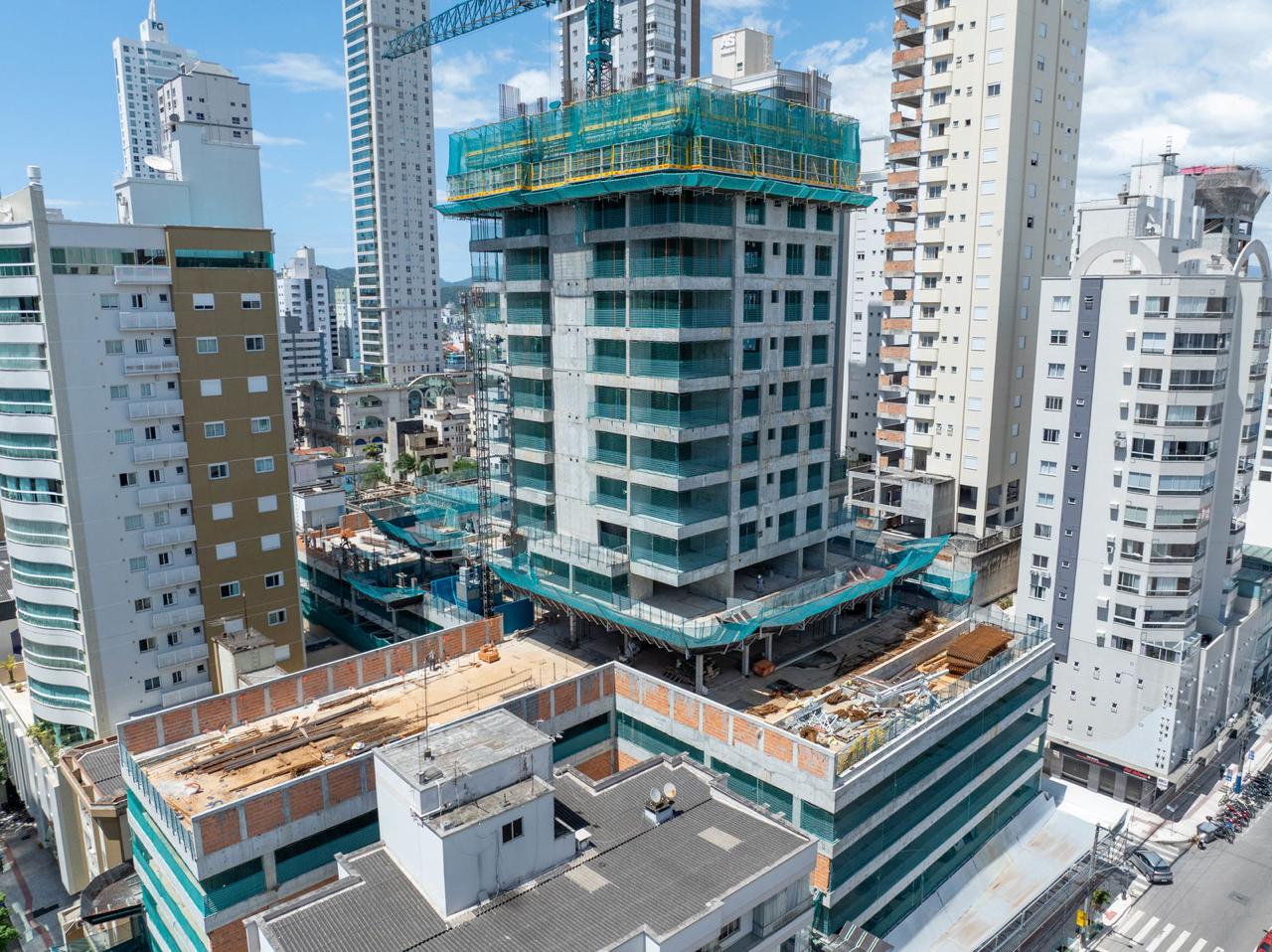 Sala Comercial no Ed. Iconic Tower em Balneário Camboriú - foto 2