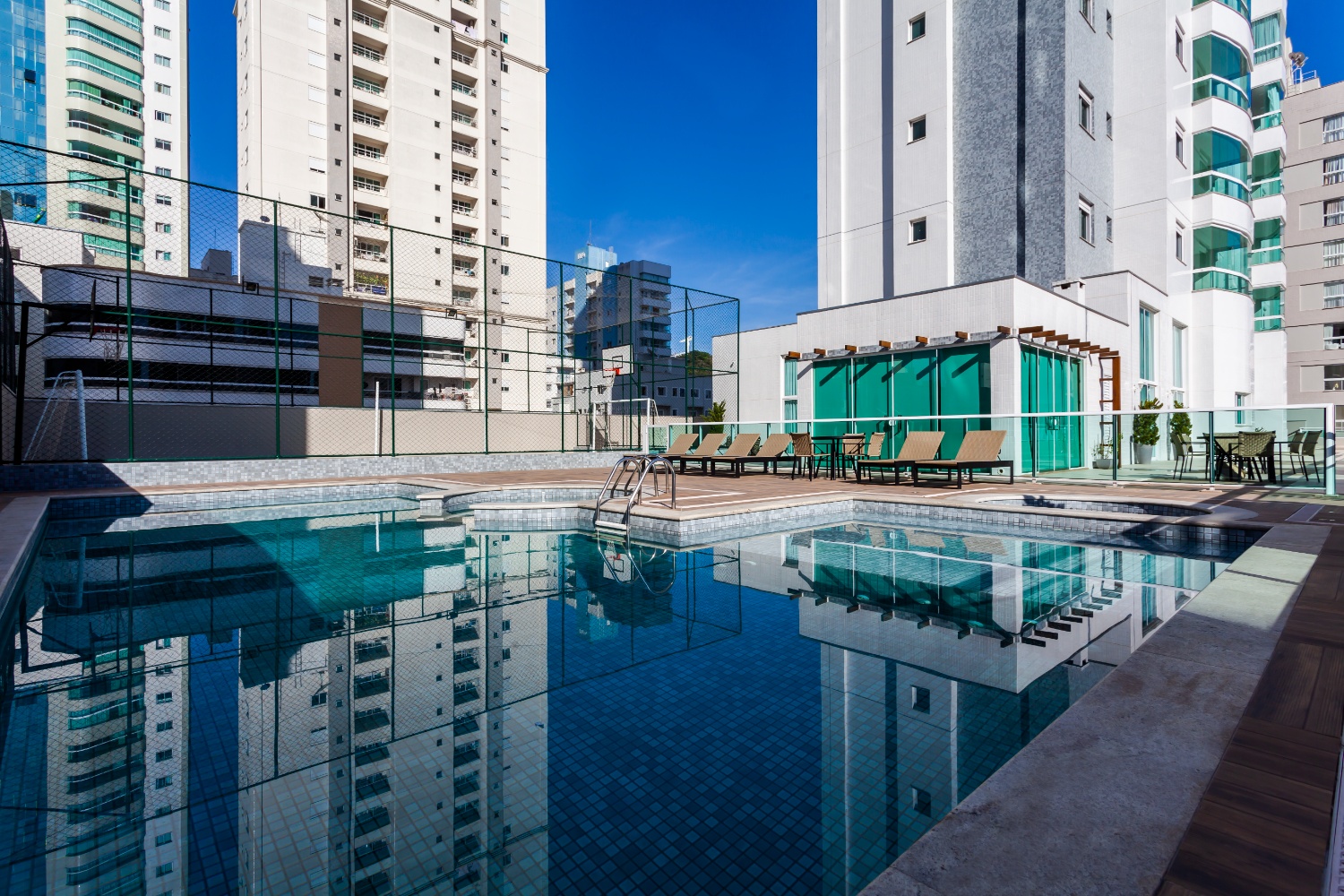 Apartamento no Ed. Torre Esmeralda no centro de Balneário Camboriú - foto 6