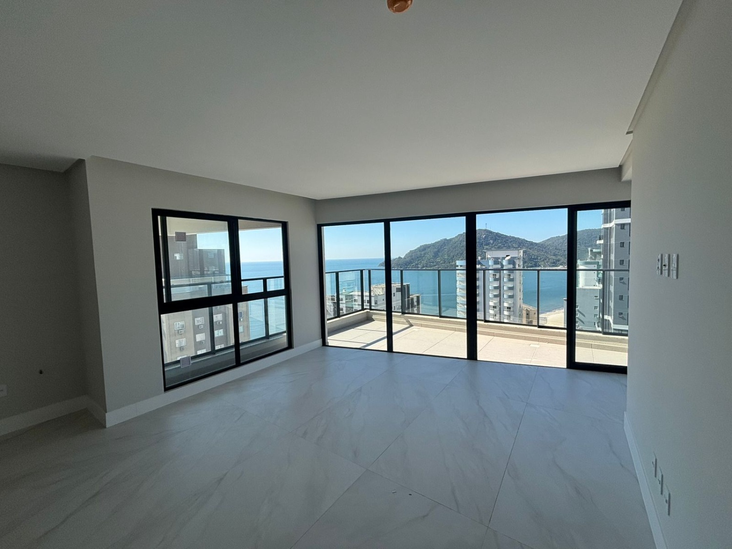 Apartamento no Ed. South Beach Residence em Balneário Camboriú - foto 2