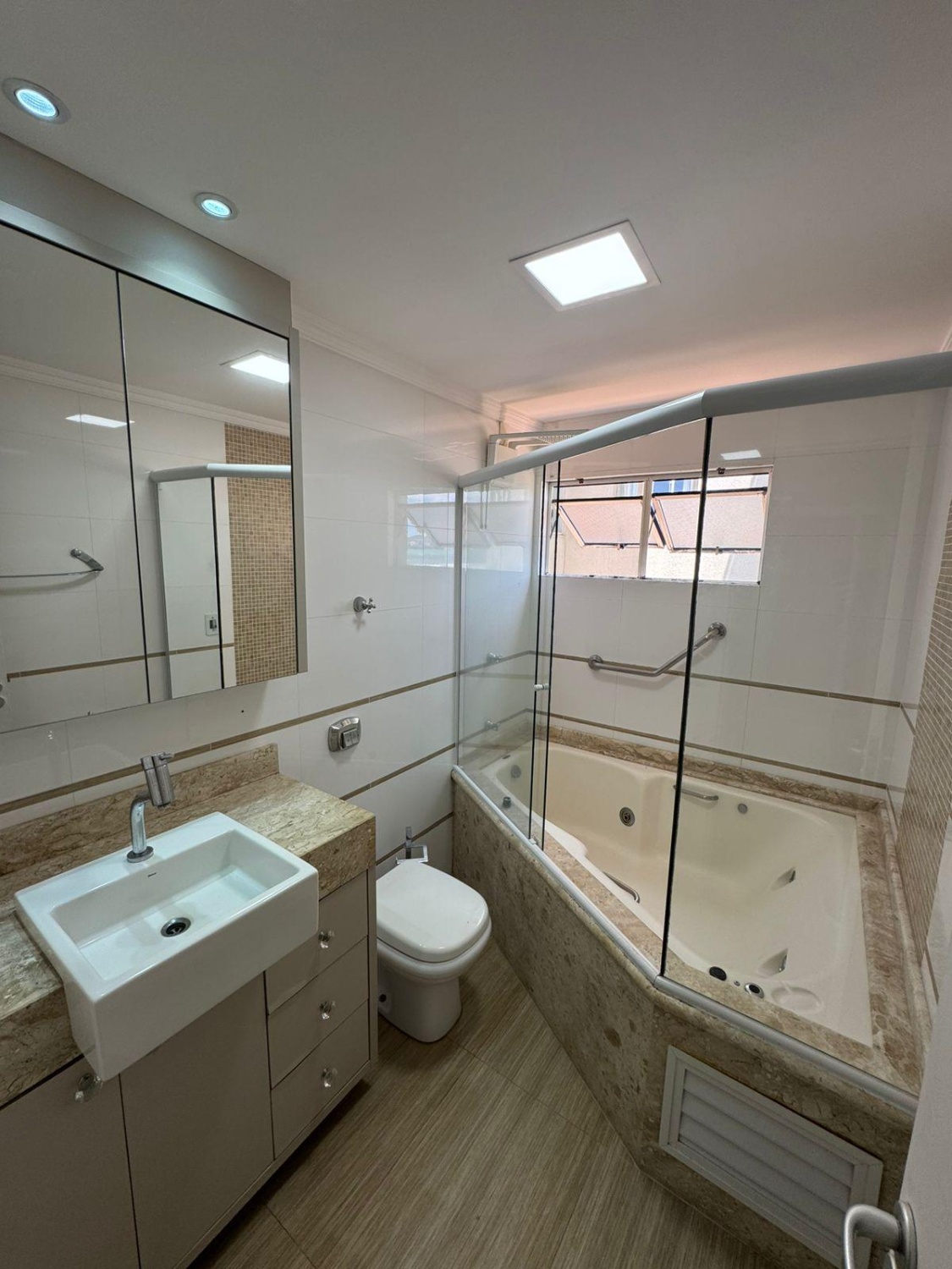 Apartamento no Ed. Residencial Roland Heil em Itapema - foto 8