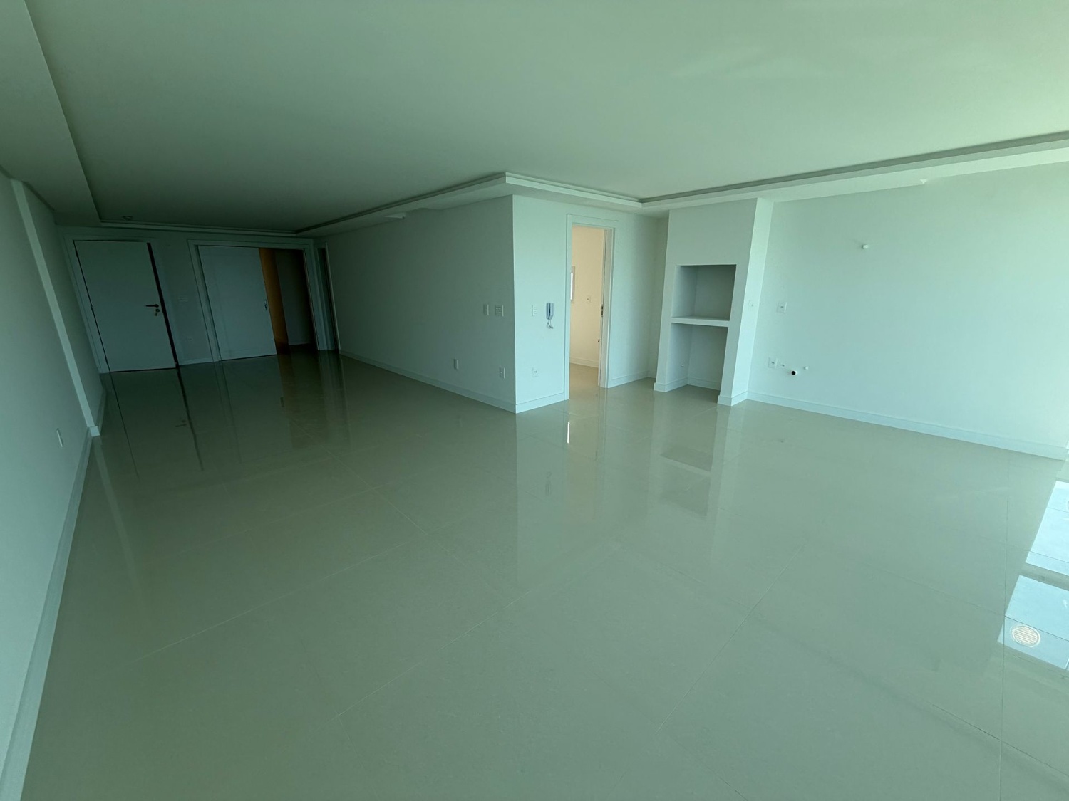 Apartamento no Ed. Lumiere Frente Mar em Itapema - foto 2