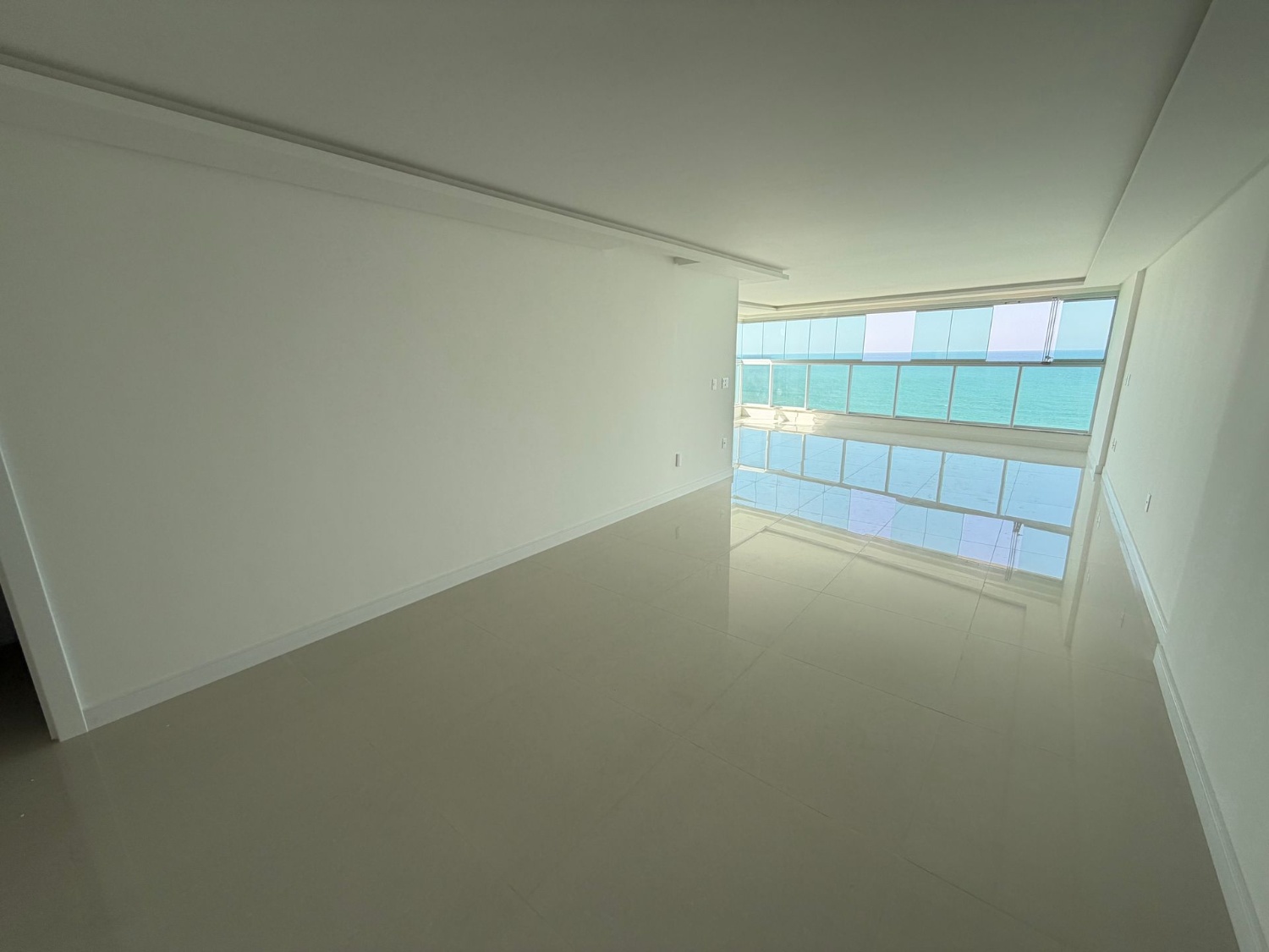 Apartamento no Ed. Lumiere Frente Mar em Itapema - foto 3