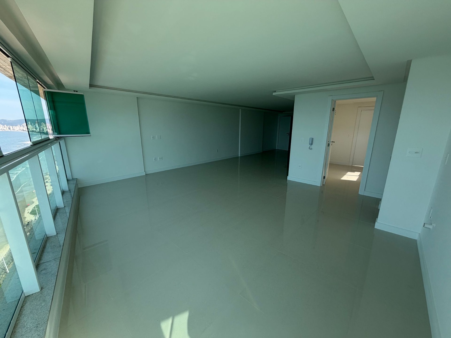 Apartamento no Ed. Lumiere Frente Mar em Itapema - foto 4
