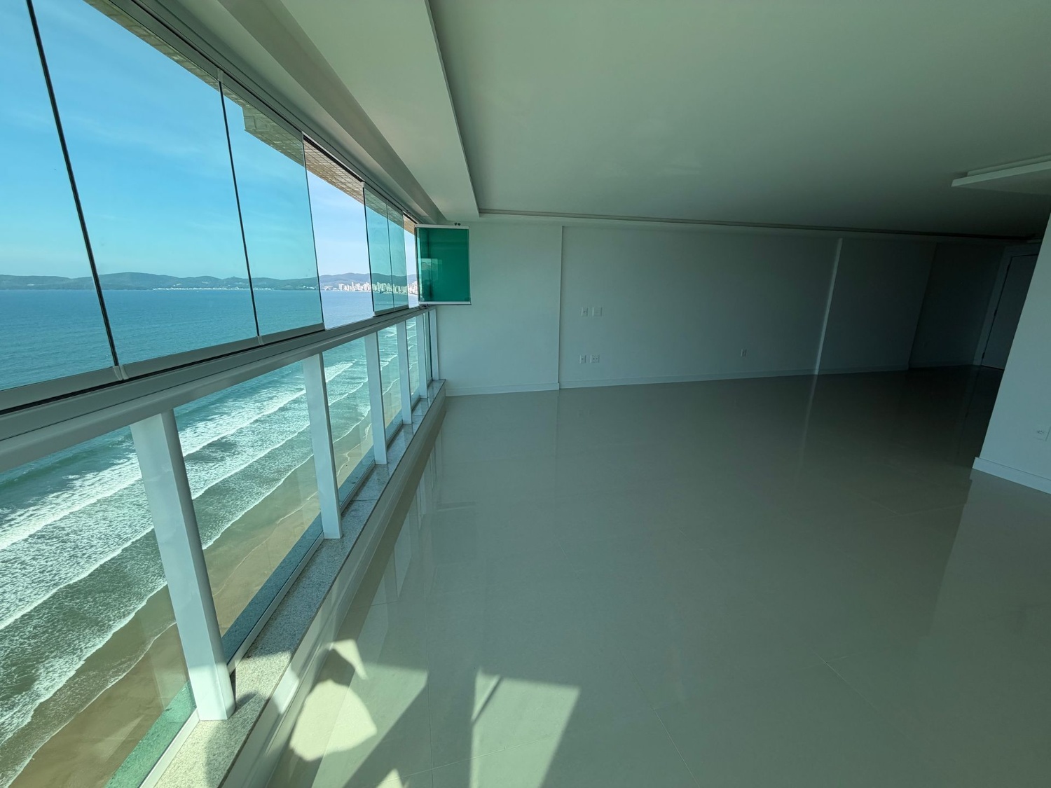 Apartamento no Ed. Lumiere Frente Mar em Itapema - foto 5