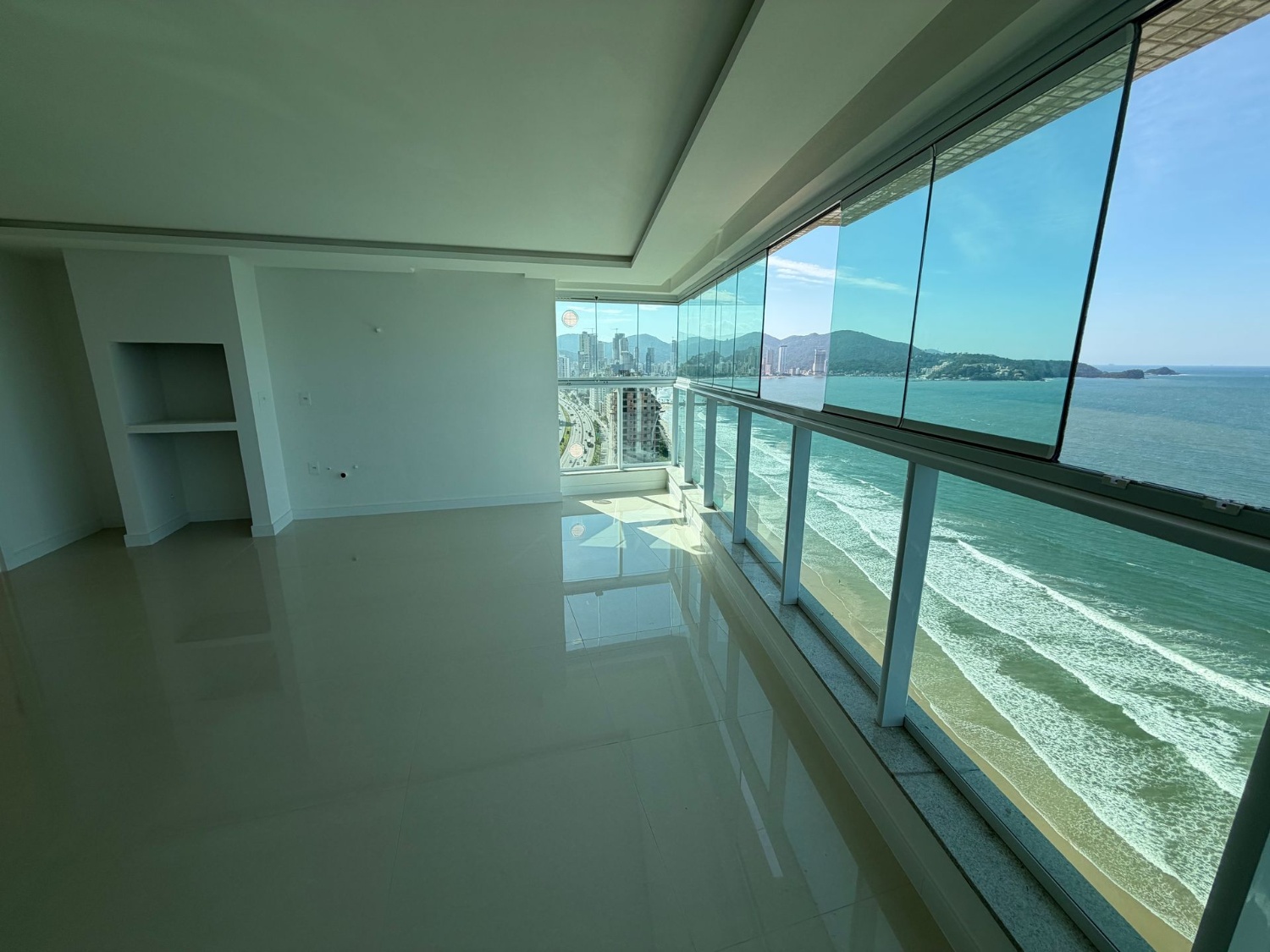 Apartamento no Ed. Lumiere Frente Mar em Itapema - foto 6