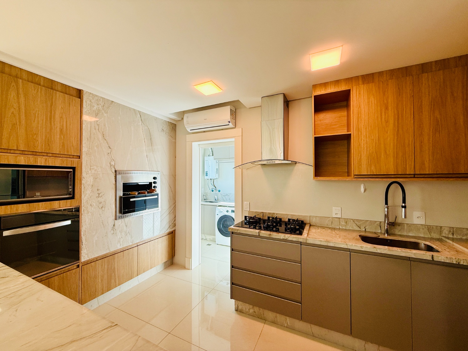 Apartamento no Ed. Eleganza Tower em Balneário Camboriú - foto 8