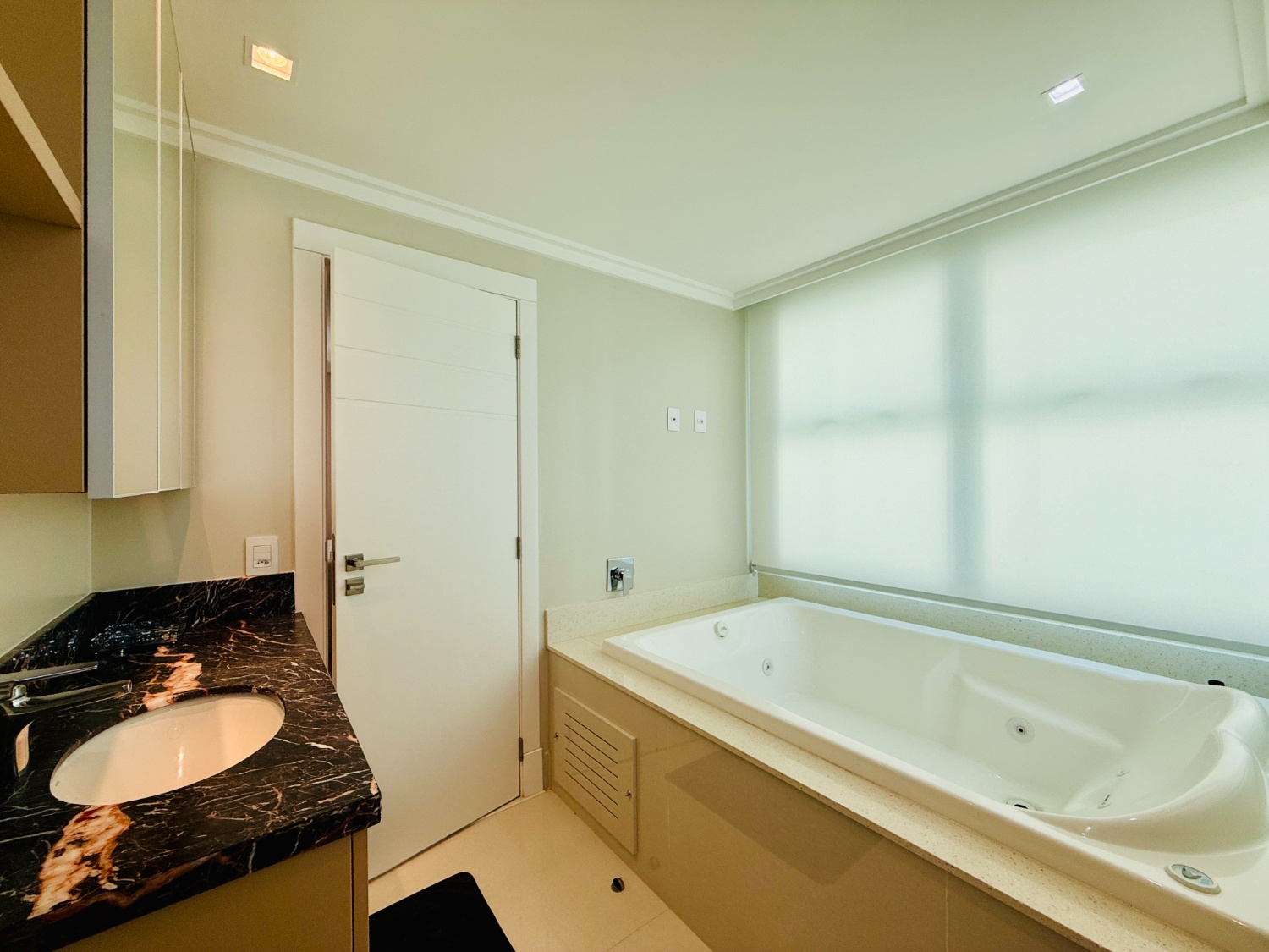 Apartamento no Ed. Eleganza Tower em Balneário Camboriú - foto 17