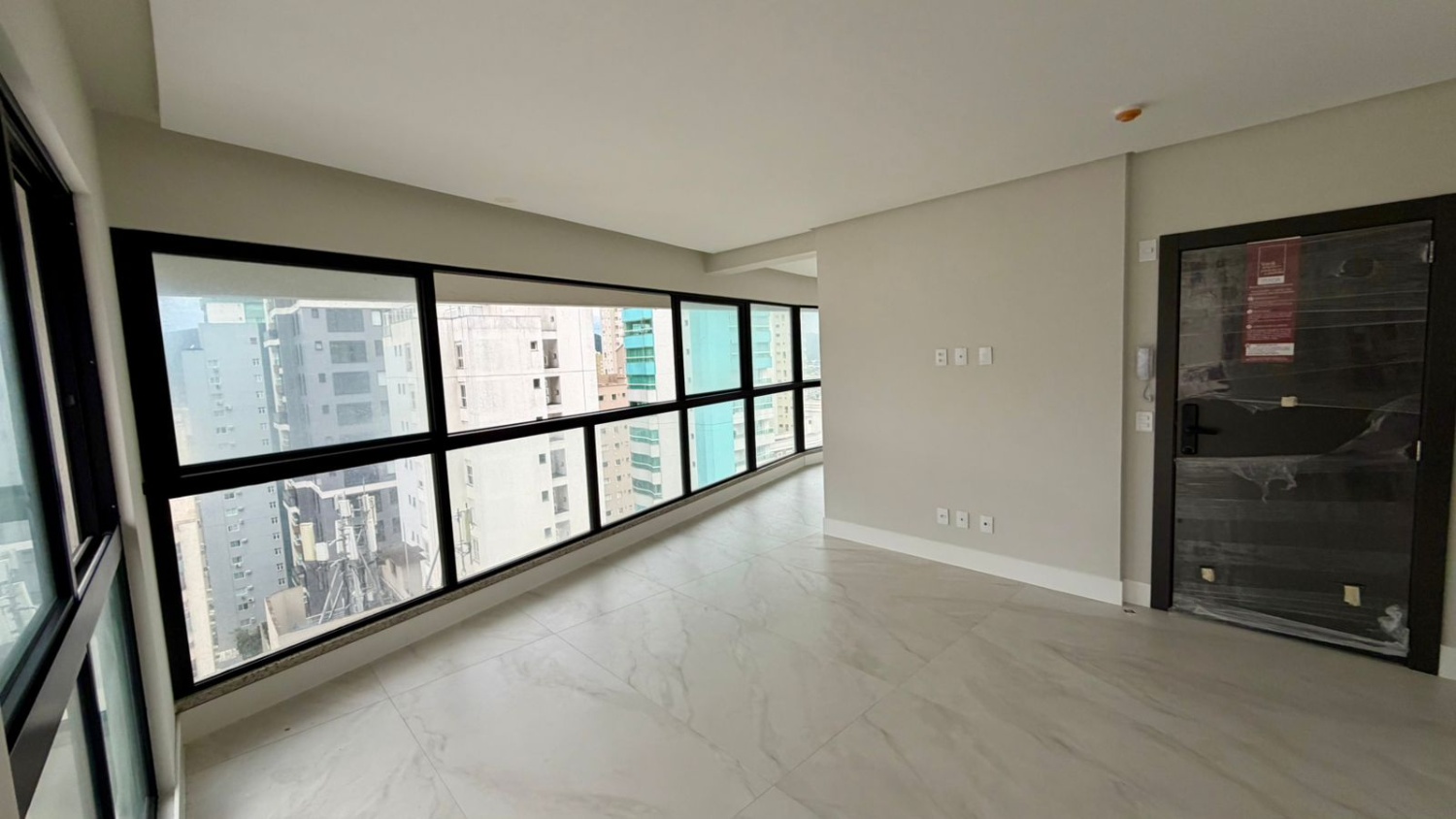 Apartamento no Ed. South Beach em Balneário Camboriú - foto 4