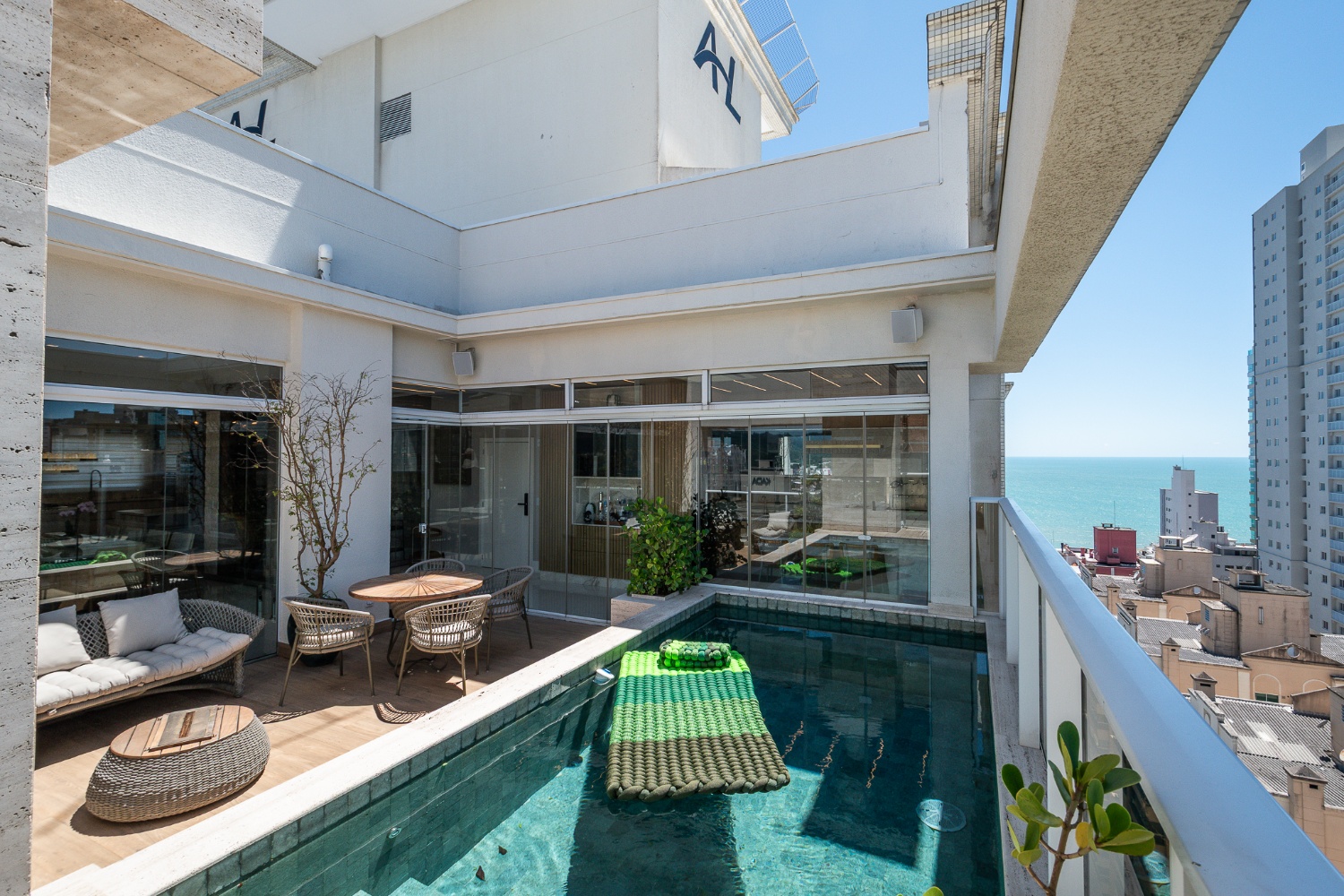 Cobertura Duplex no Ed. Mônaco Residence em Meia Praia - Itapema