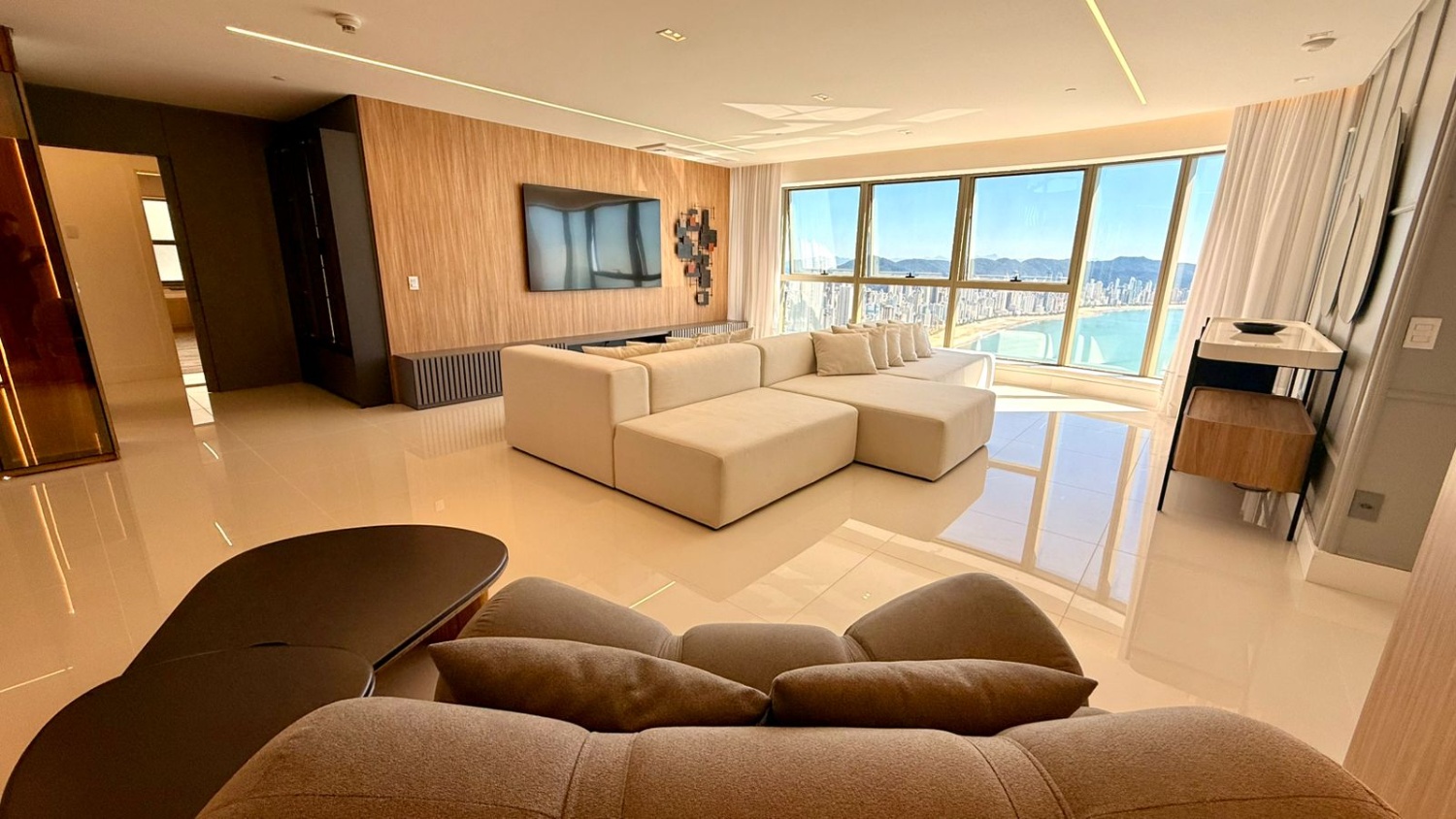 Apartamento no Ed. Yachthouse by Pininfarina na Barra Sul em Balneário Camboriú - foto 2