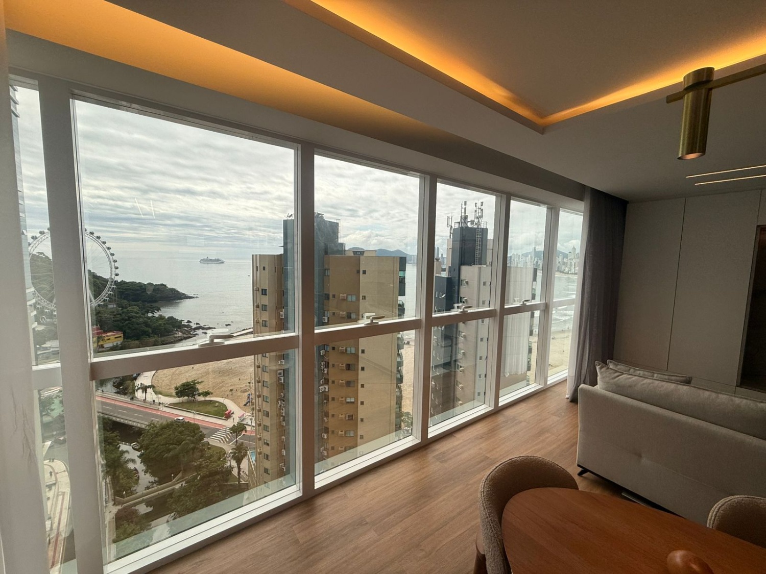 Apartamento no Ed. Skyline Tower em Balneário Camboriú - foto 2