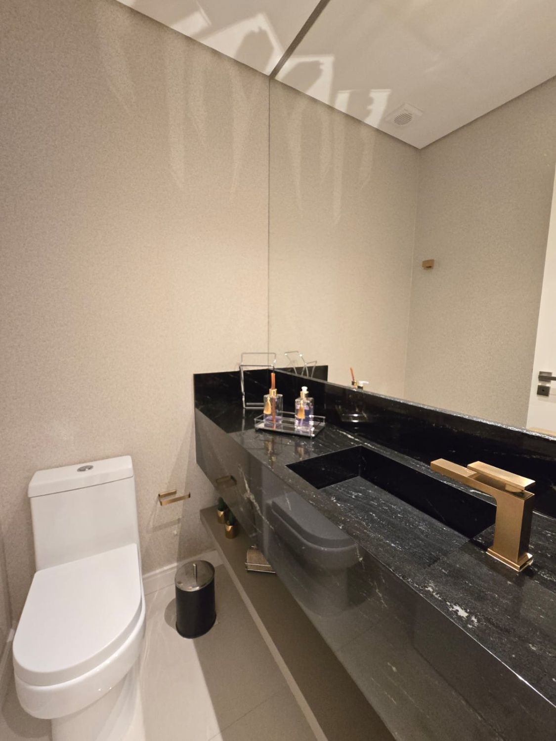 Apartamento no Edifício Solares da Brava na Praia Brava - foto 12