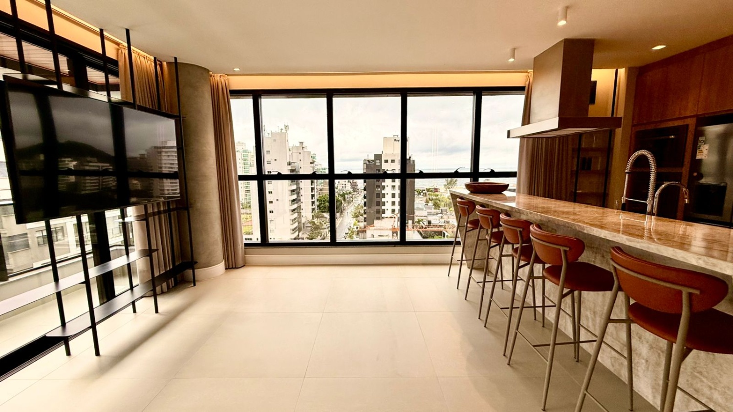 Apartamento no Edifício Dusseldorf na Praia Brava - foto 2