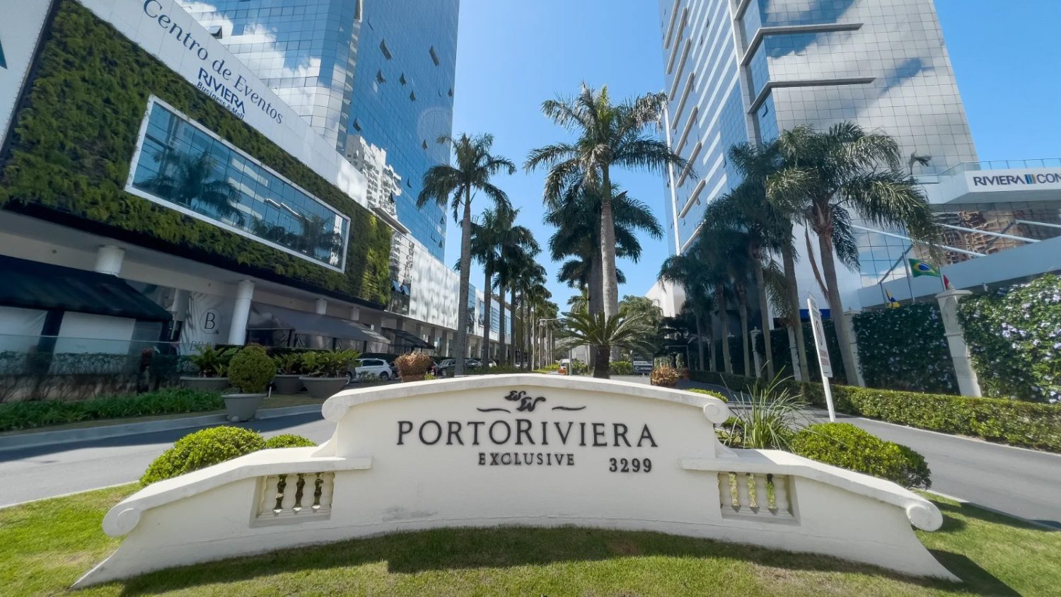 Casa no Cond. Porto Riviera na Praia Brava - foto 1