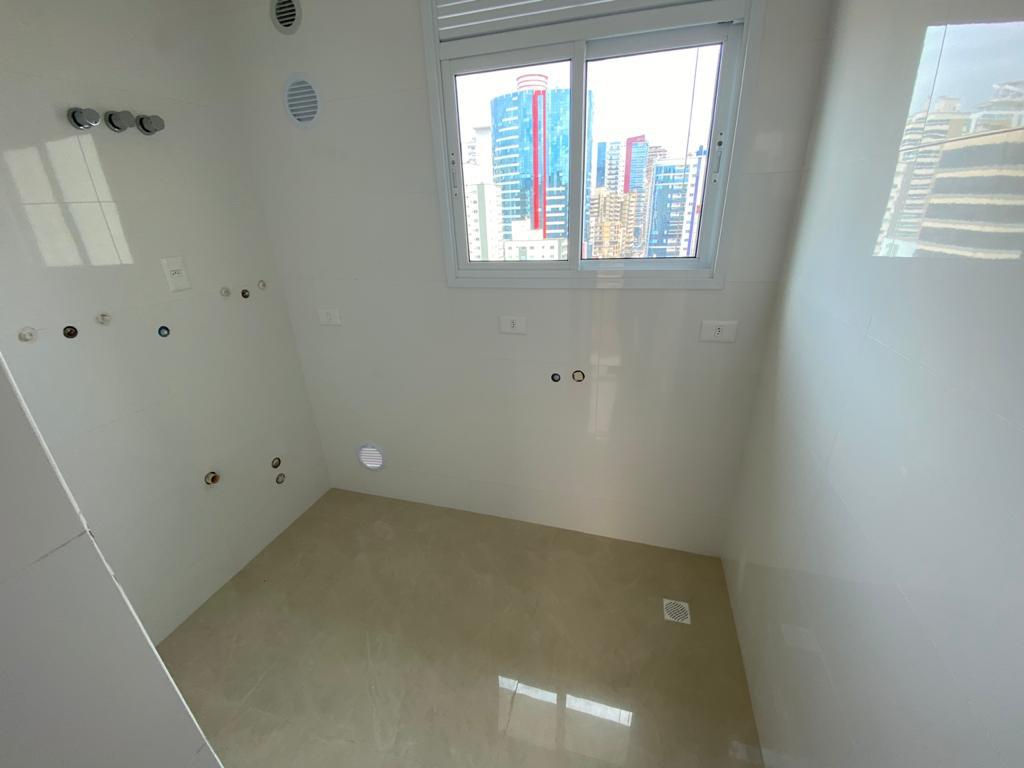 Apartamento no Ed. Magnum CNA Home em Meia Praia em Itapema