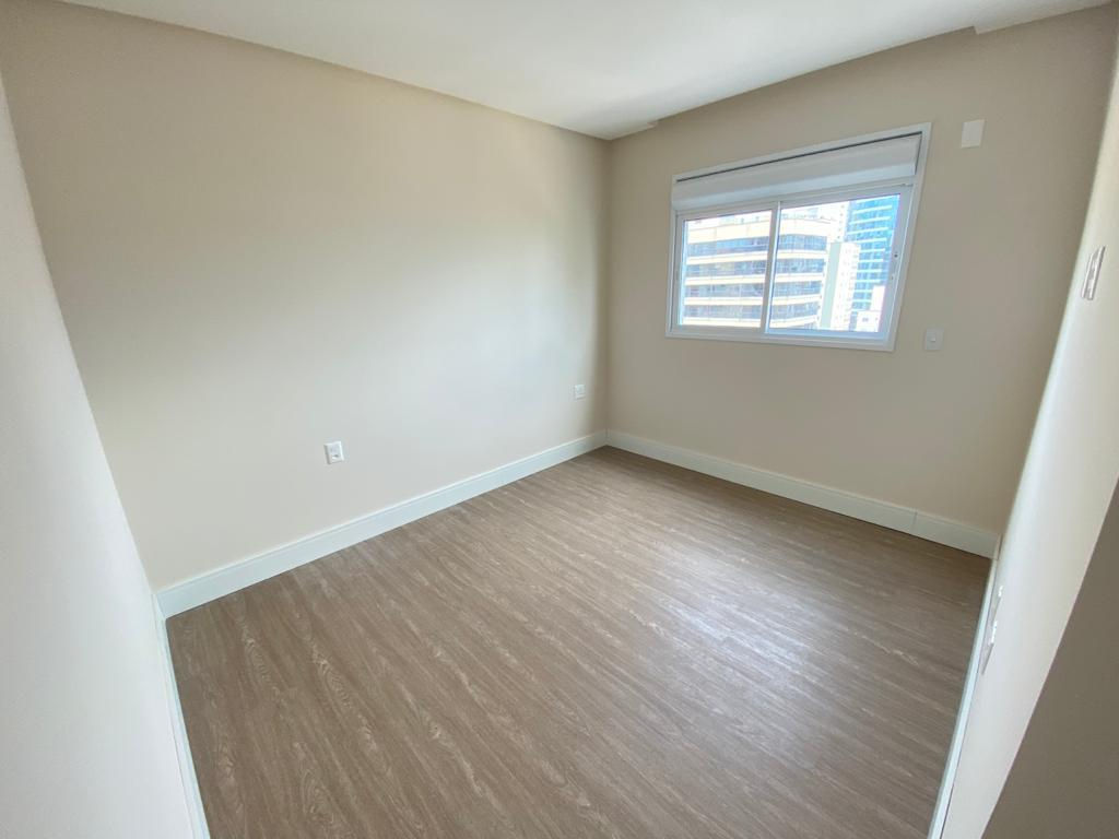 Apartamento no Ed. Magnum CNA Home em Meia Praia em Itapema - foto 11