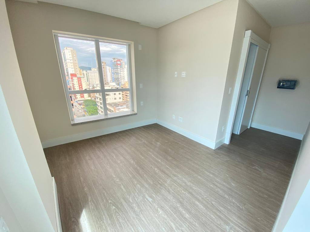 Apartamento no Ed. Magnum CNA Home em Meia Praia em Itapema - foto 13