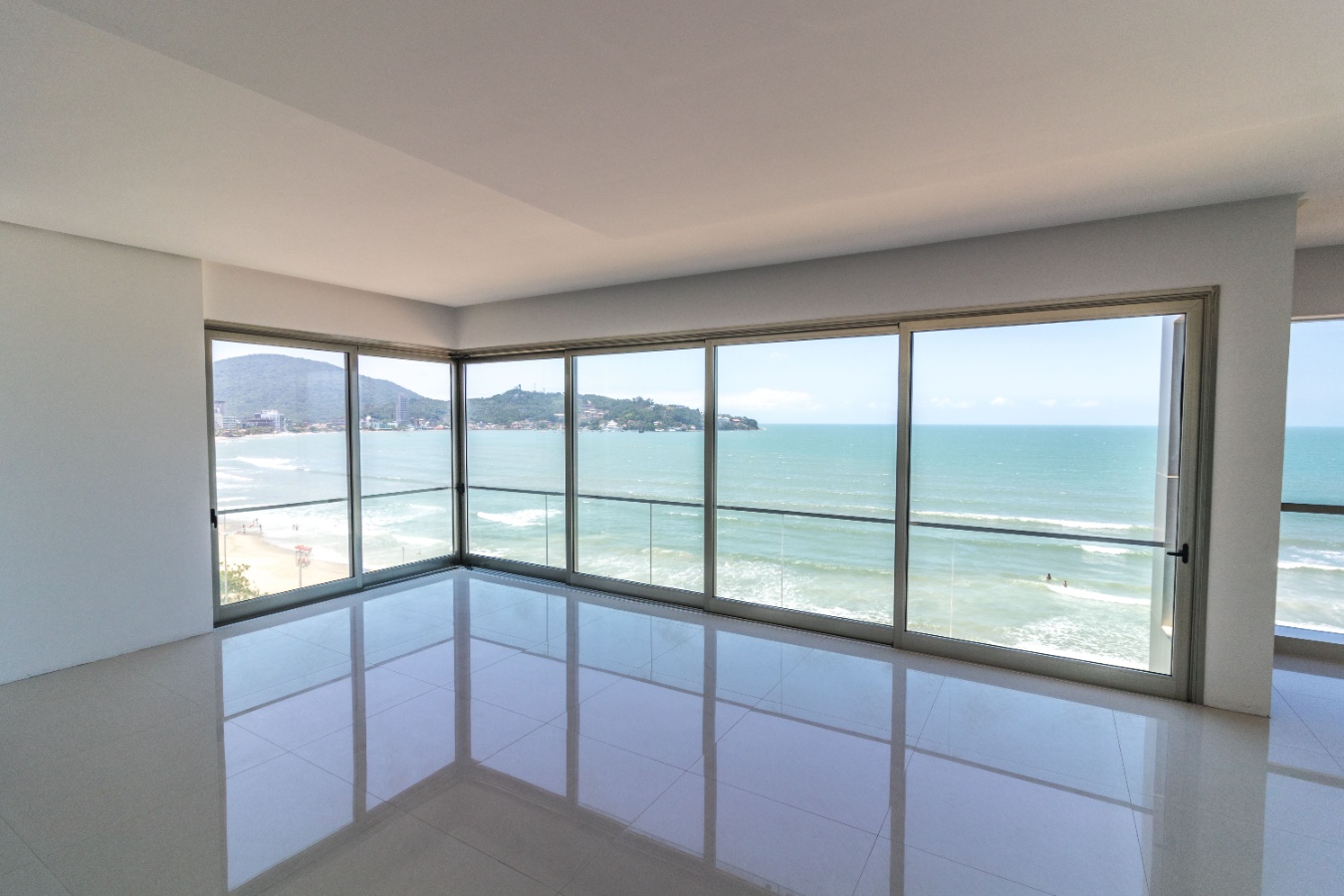 Apartamento Frente Mar no Edifício Victor Hugo em Itapema