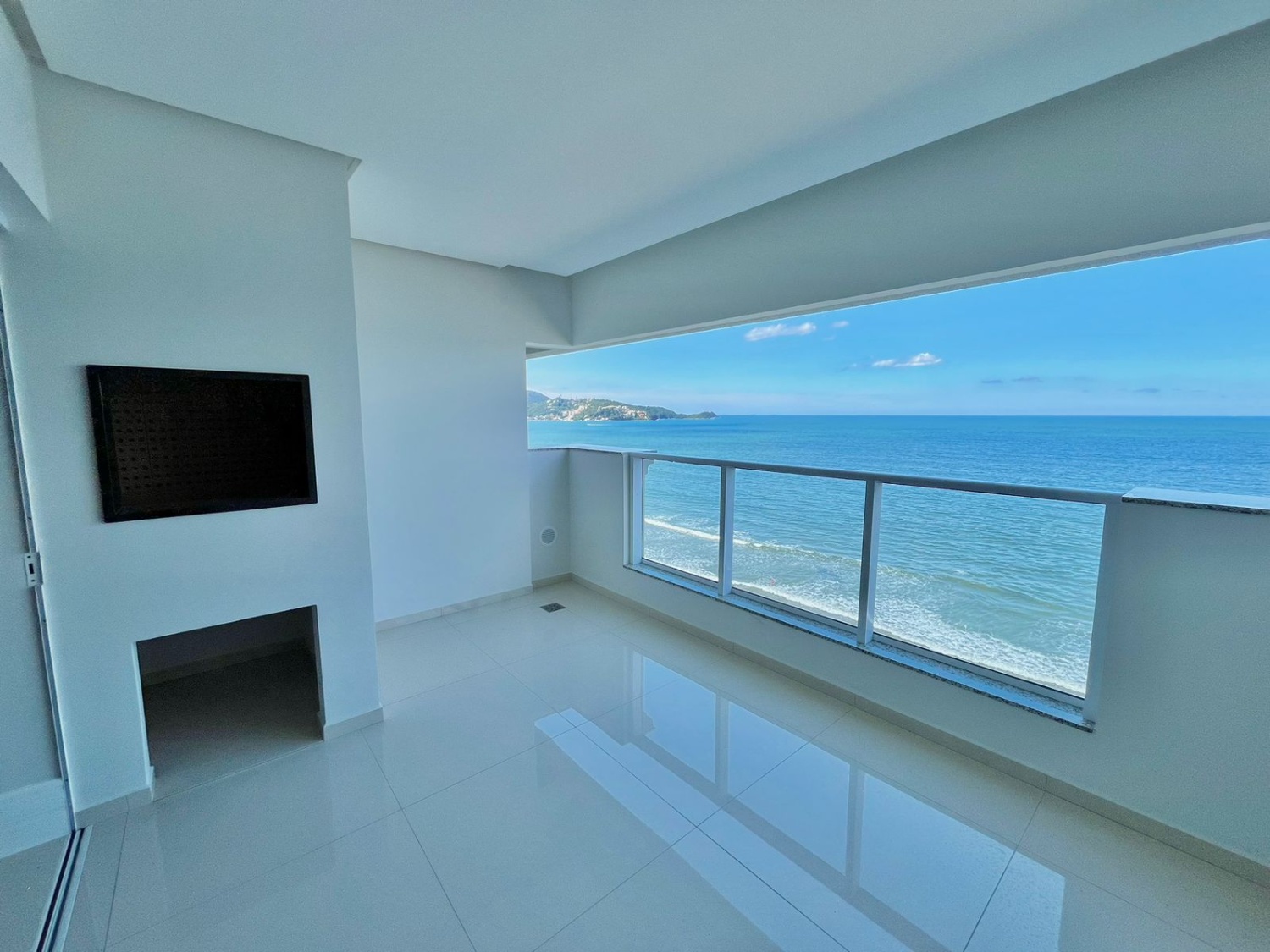 Apartamento frente mar no Ed. Château de Florence em Itapema - foto 1