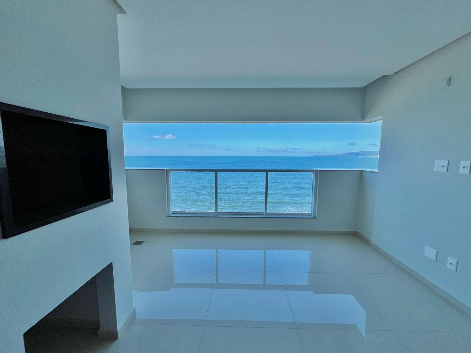 Apartamento frente mar no Ed. Château de Florence em Itapema - foto 2