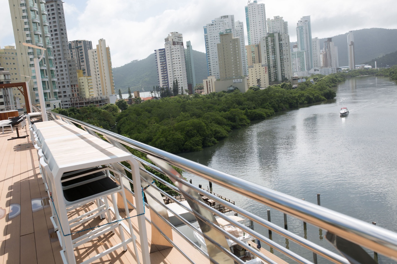 Apartamento Mobiliado e Decorado no Ed. Marina Beach Towers na Barra Sul em Balneário Camboriú - foto 30