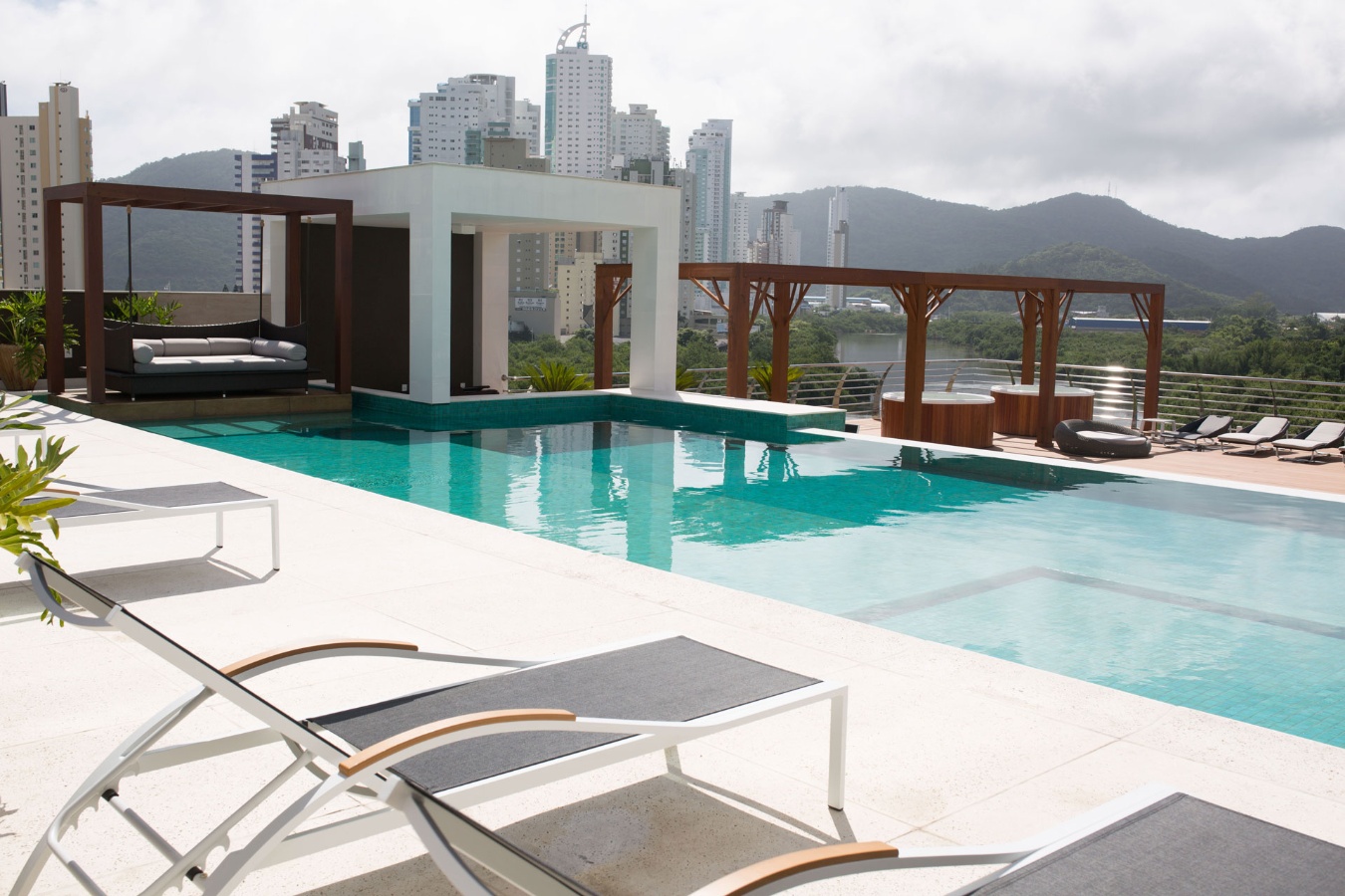 Apartamento Mobiliado e Decorado no Ed. Marina Beach Towers na Barra Sul em Balneário Camboriú - foto 32