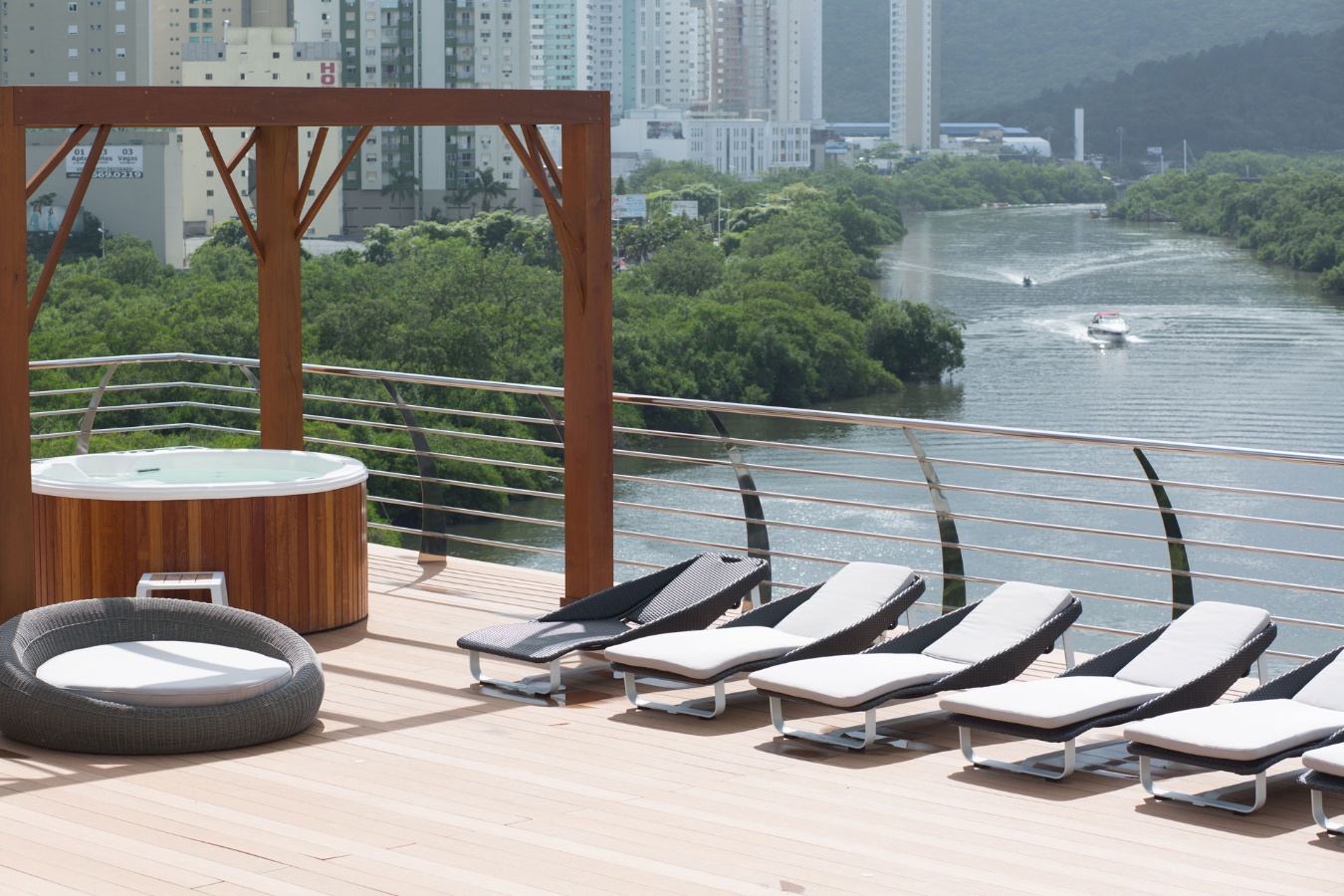 Apartamento Mobiliado e Decorado no Ed. Marina Beach Towers na Barra Sul em Balneário Camboriú - foto 33