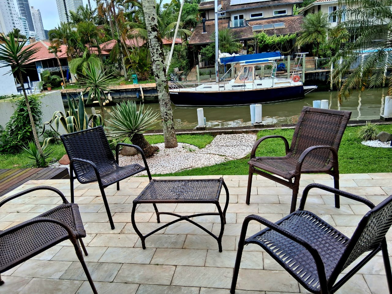 Casa com píer e vaga náutica mobiliada no Condomínio Marina Camboriú em Balneário Camboriú - foto 4