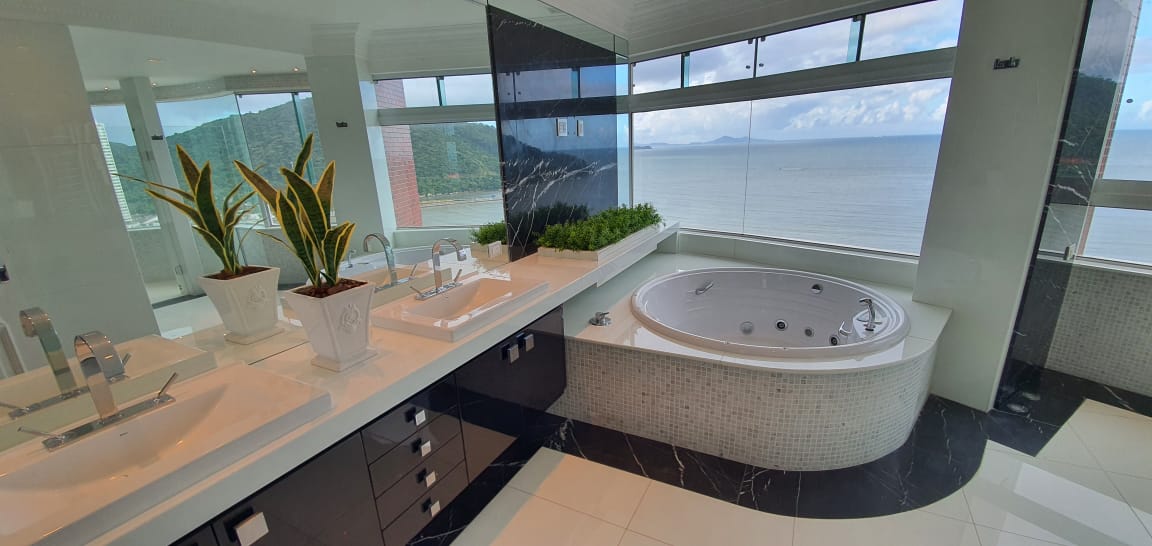Cobertura Triplex mobiliada frente para o mar em Balneário Camboriú no Ed. Beverly Hills