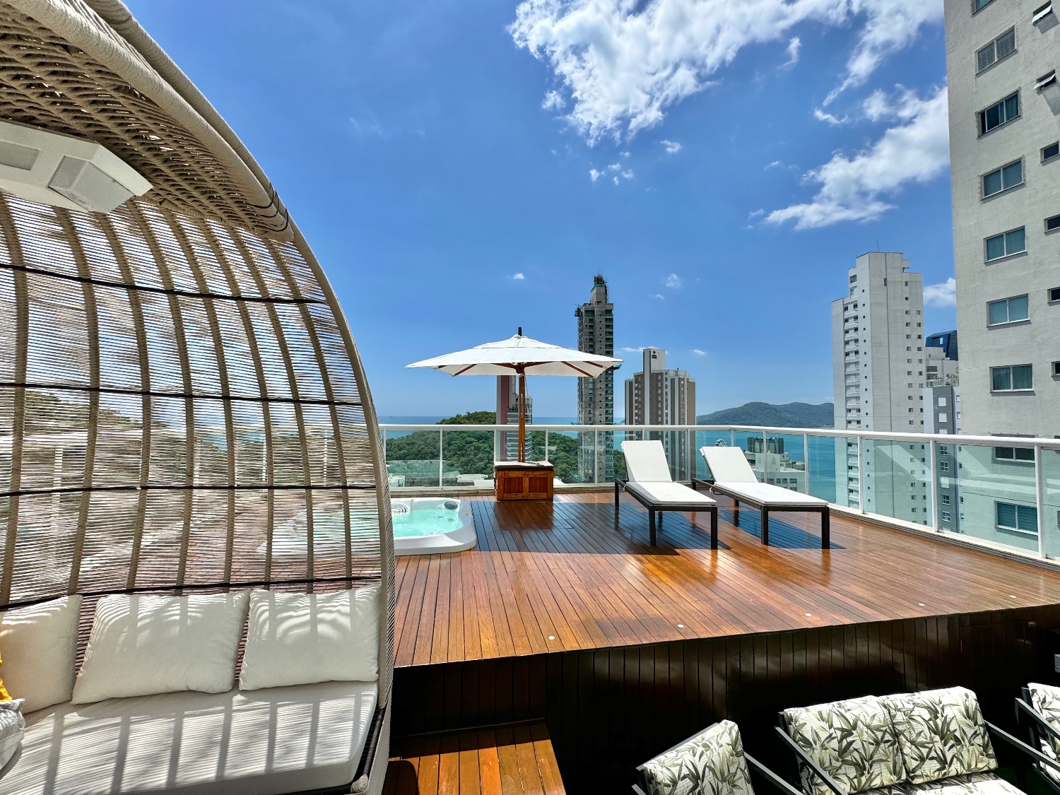 Cobertura triplex perto do mar no Ed. Ocean Tower em Balneário Camboriú