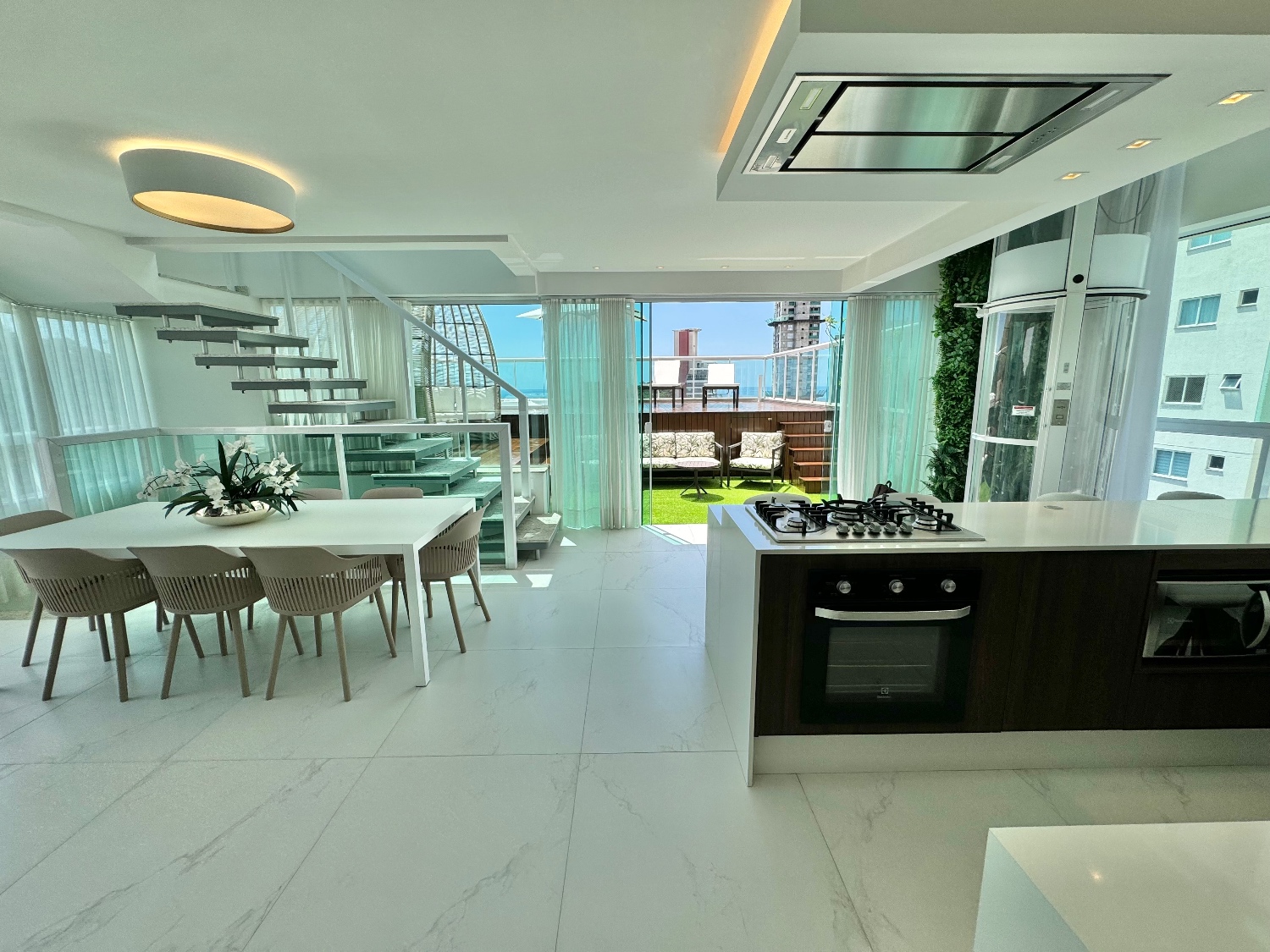 Cobertura triplex perto do mar no Ed. Ocean Tower em Balneário Camboriú