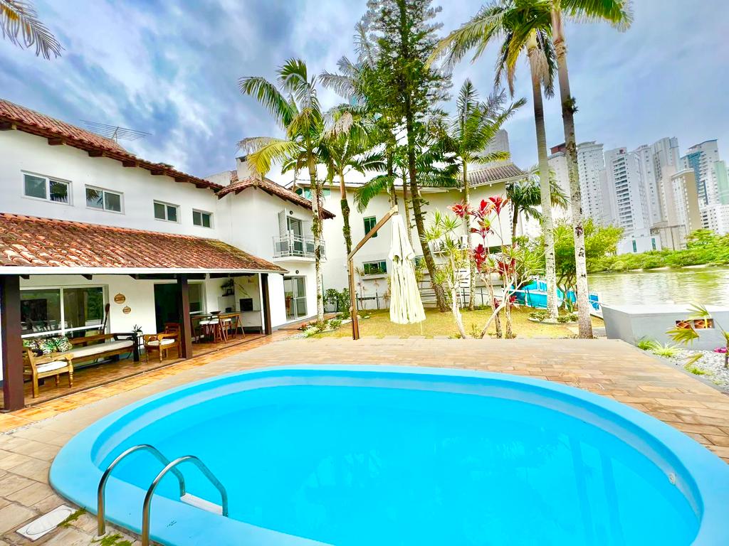 Casa com píer e vaga náutica no Condomínio Marina Camboriú em Balneário Camboriú