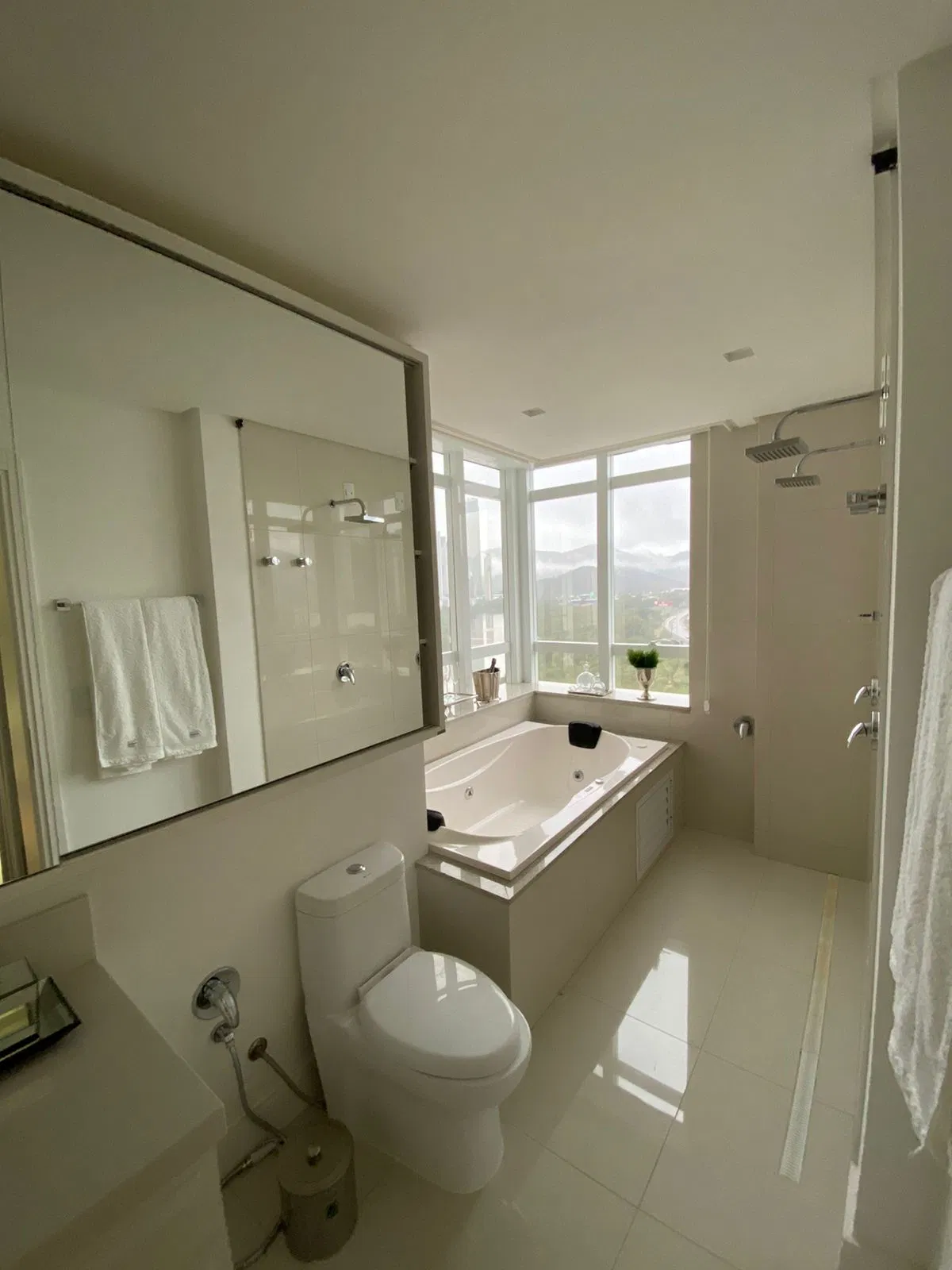 Apartamento no Ed. Marina Beach Towers na Barra Sul em Balneário Camboriú - foto 12