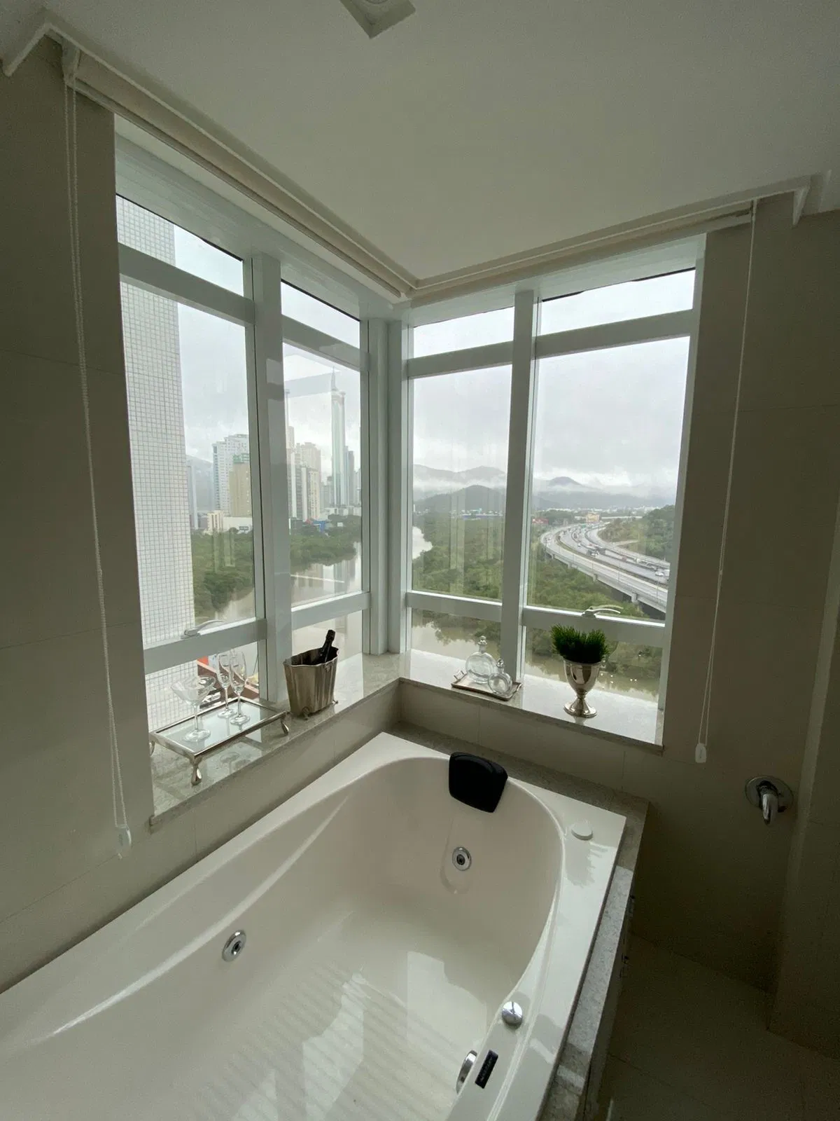 Apartamento no Ed. Marina Beach Towers na Barra Sul em Balneário Camboriú - foto 15