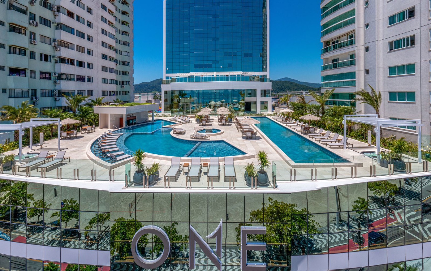 Apartamento no Ed. One Tower em Balneário Camboriú Frente Mar - foto 3