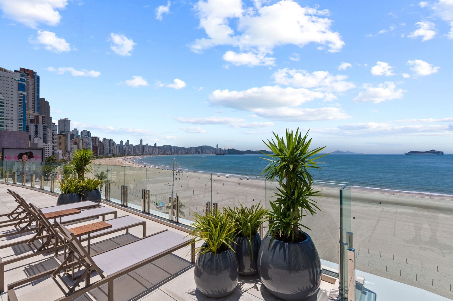 Apartamento no Ed. One Tower em Balneário Camboriú Frente Mar - foto 6