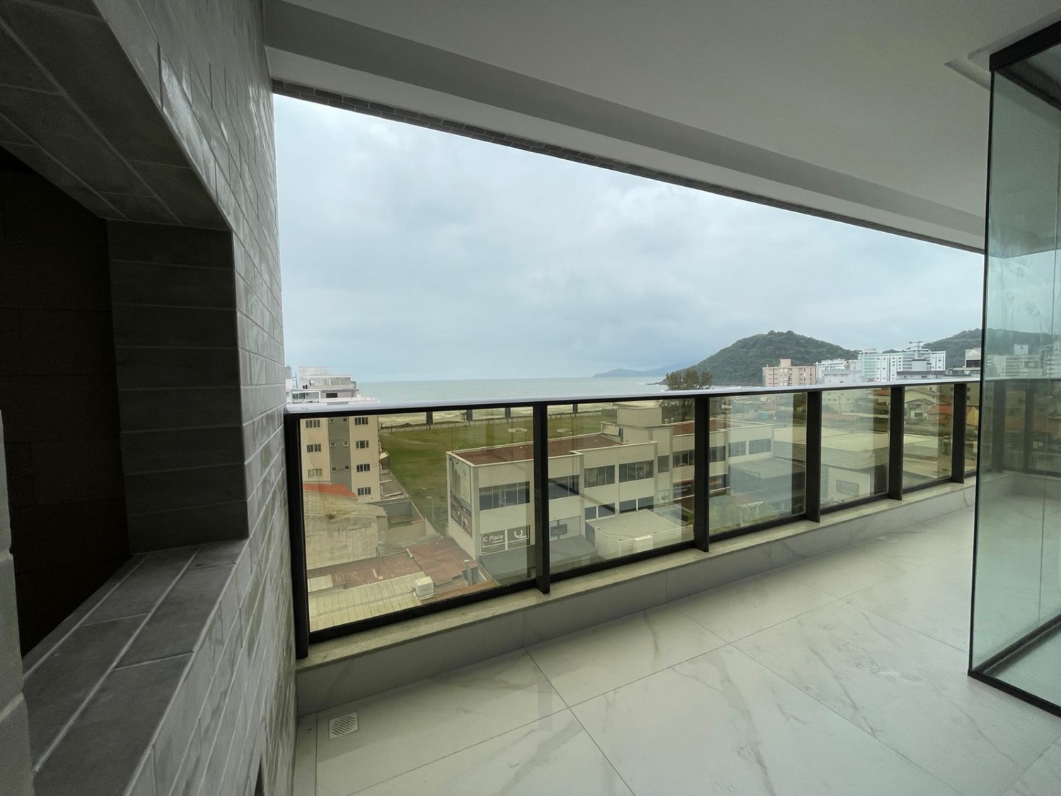 Apartamento no Ed. Surfers Paradise Residence na Praia Brava - foto 2