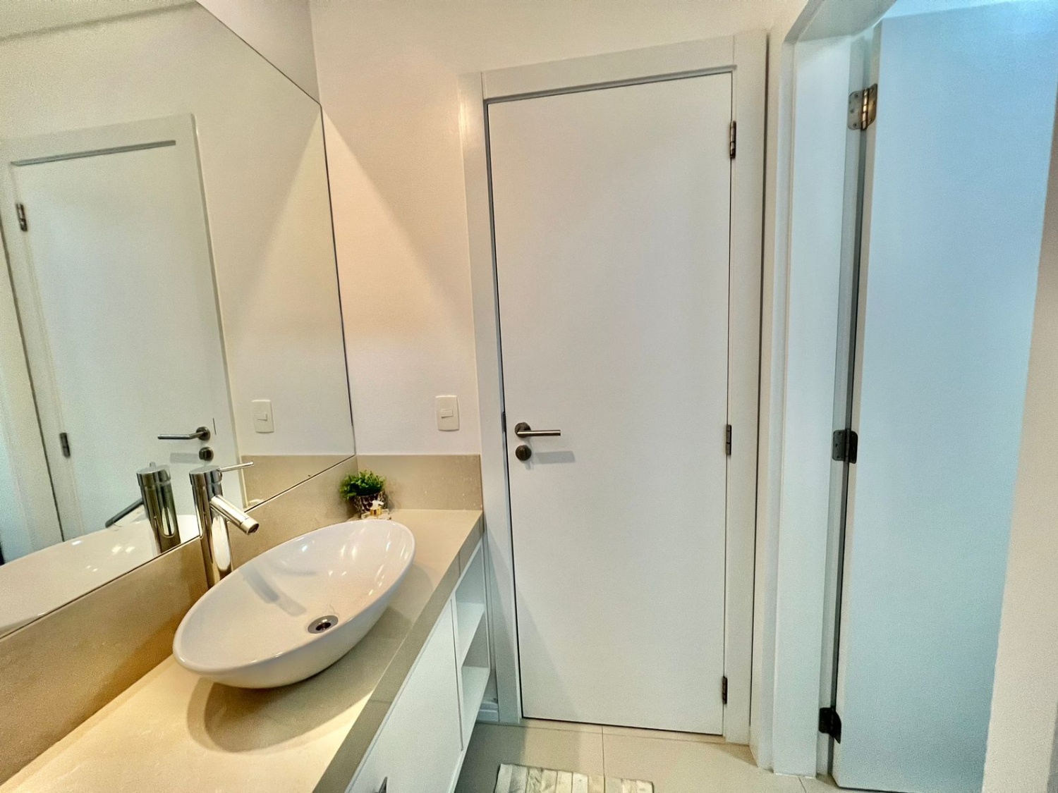 Apartamento no Ed. Leonardo da Vinci na Praia Brava - foto 11