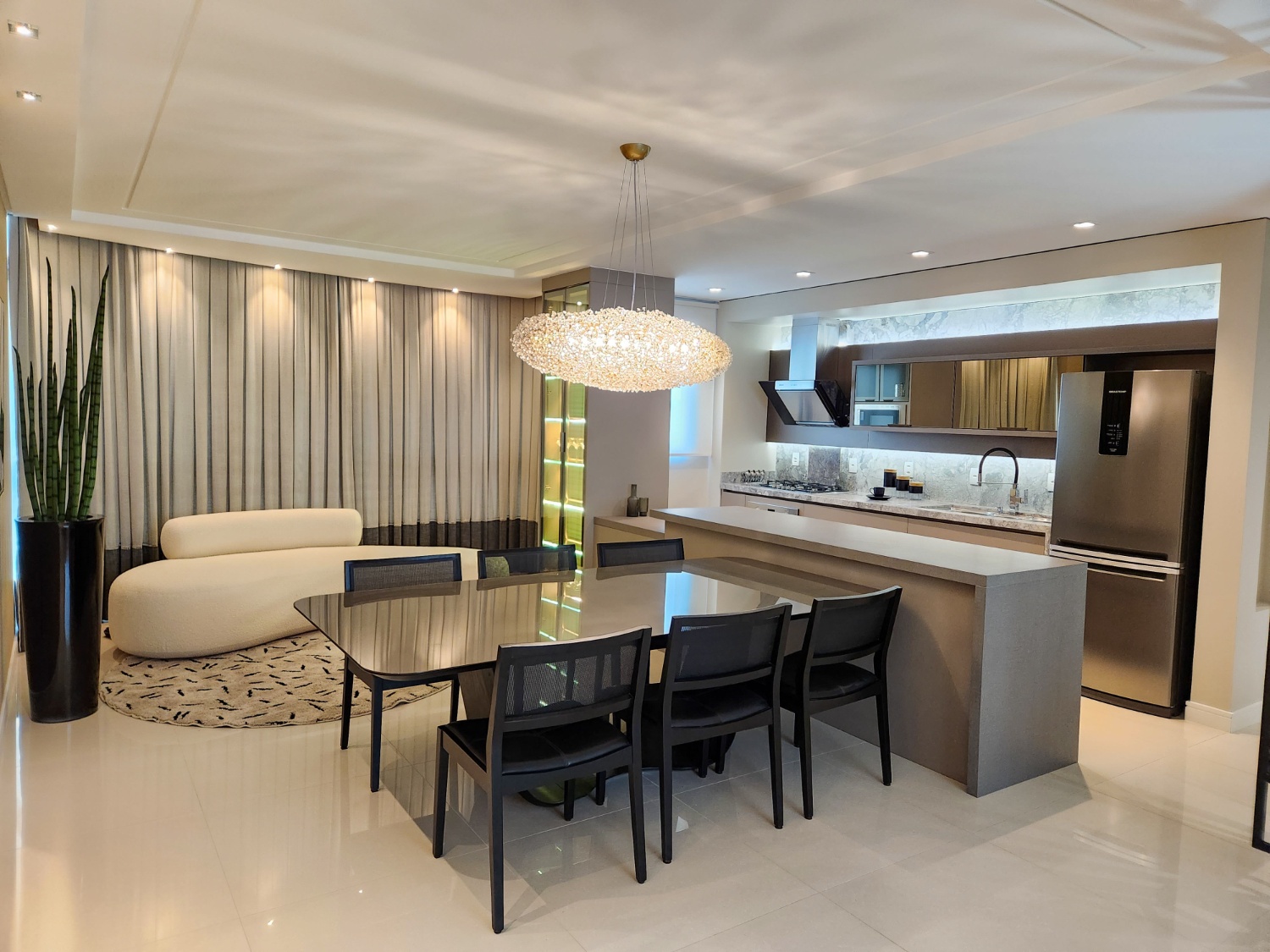 Apartamento no Ed. Torre Esmeralda no centro de Balneário Camboriú