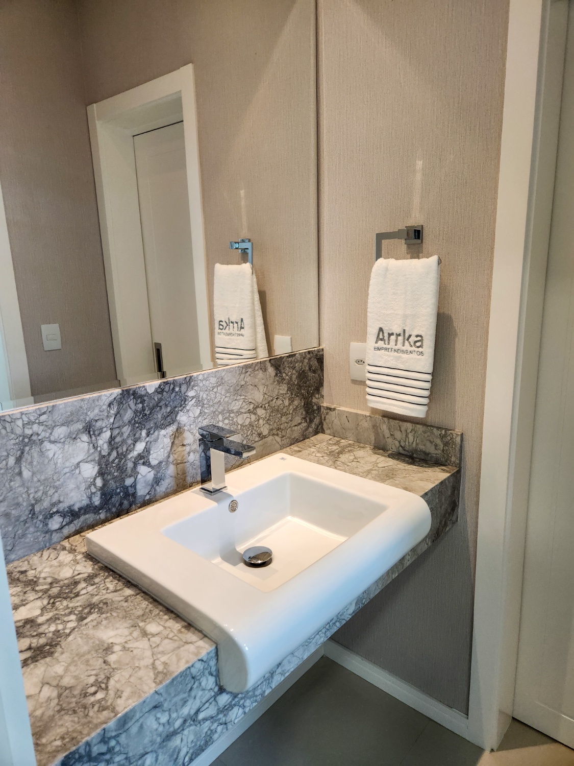 Apartamento no Ed. Torre Esmeralda no centro de Balneário Camboriú - foto 12