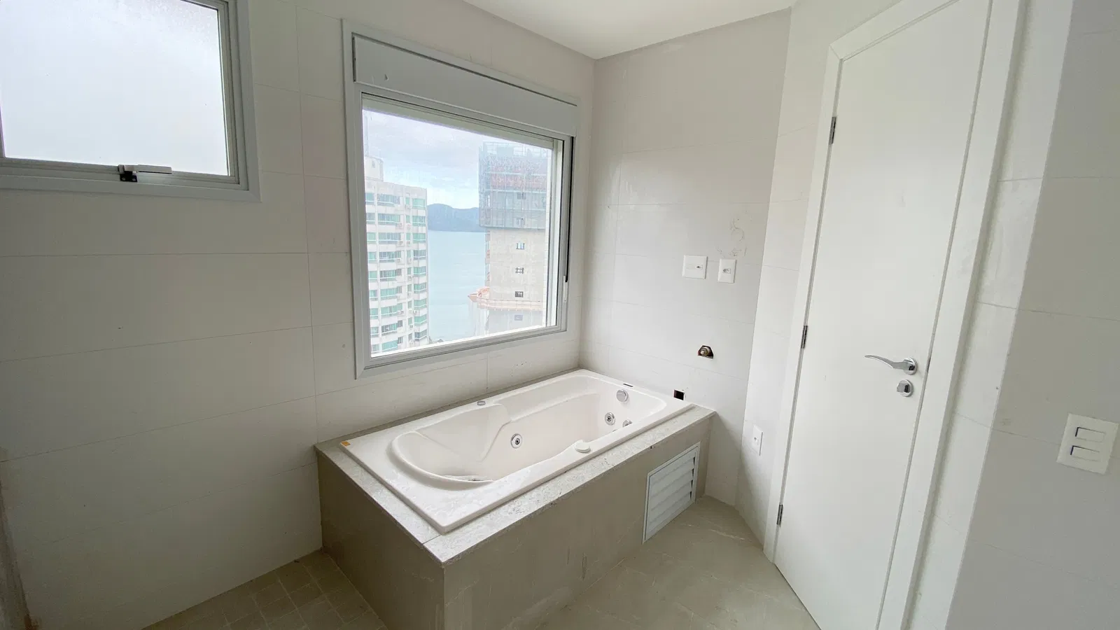 Apartamento no Ed. Barra Garden Residencial em Balneário Camboriú - foto 13