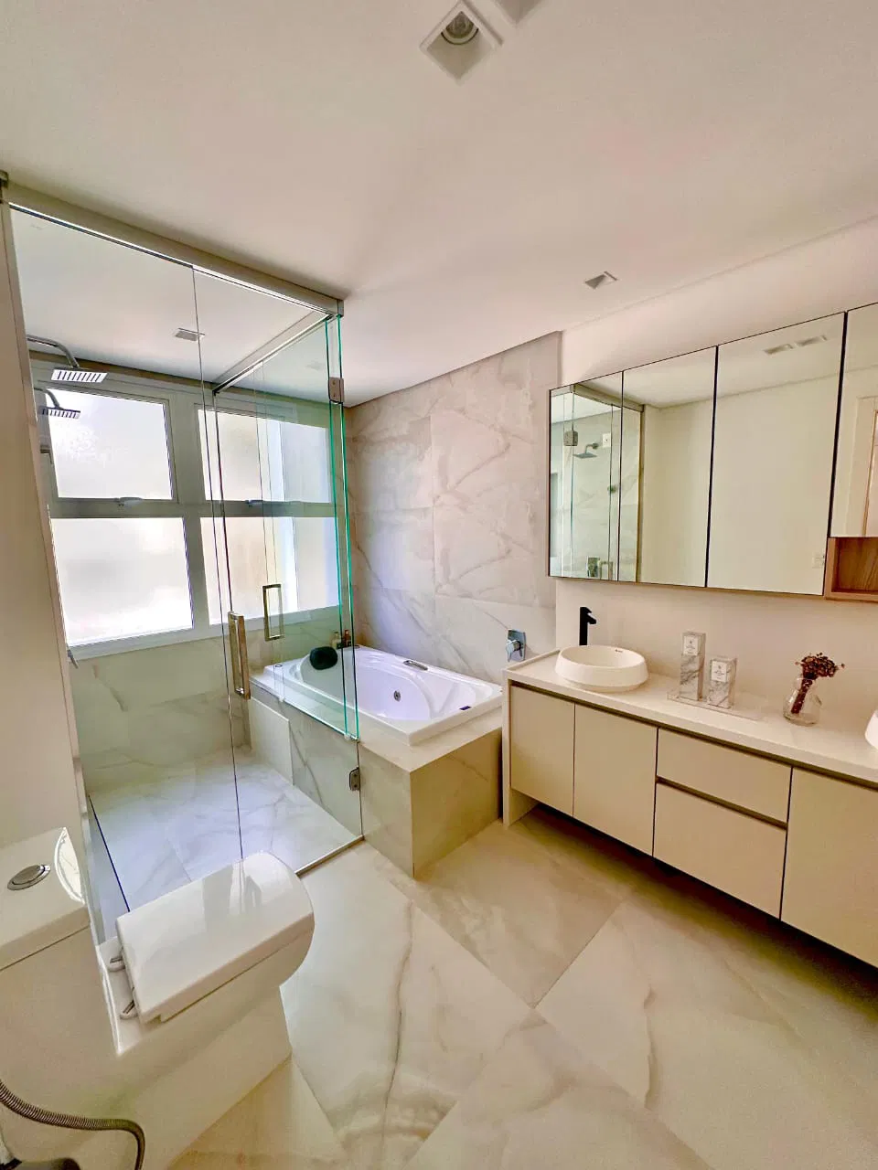 Apartamento no Ed. Le Blanc na Praia Brava - foto 13